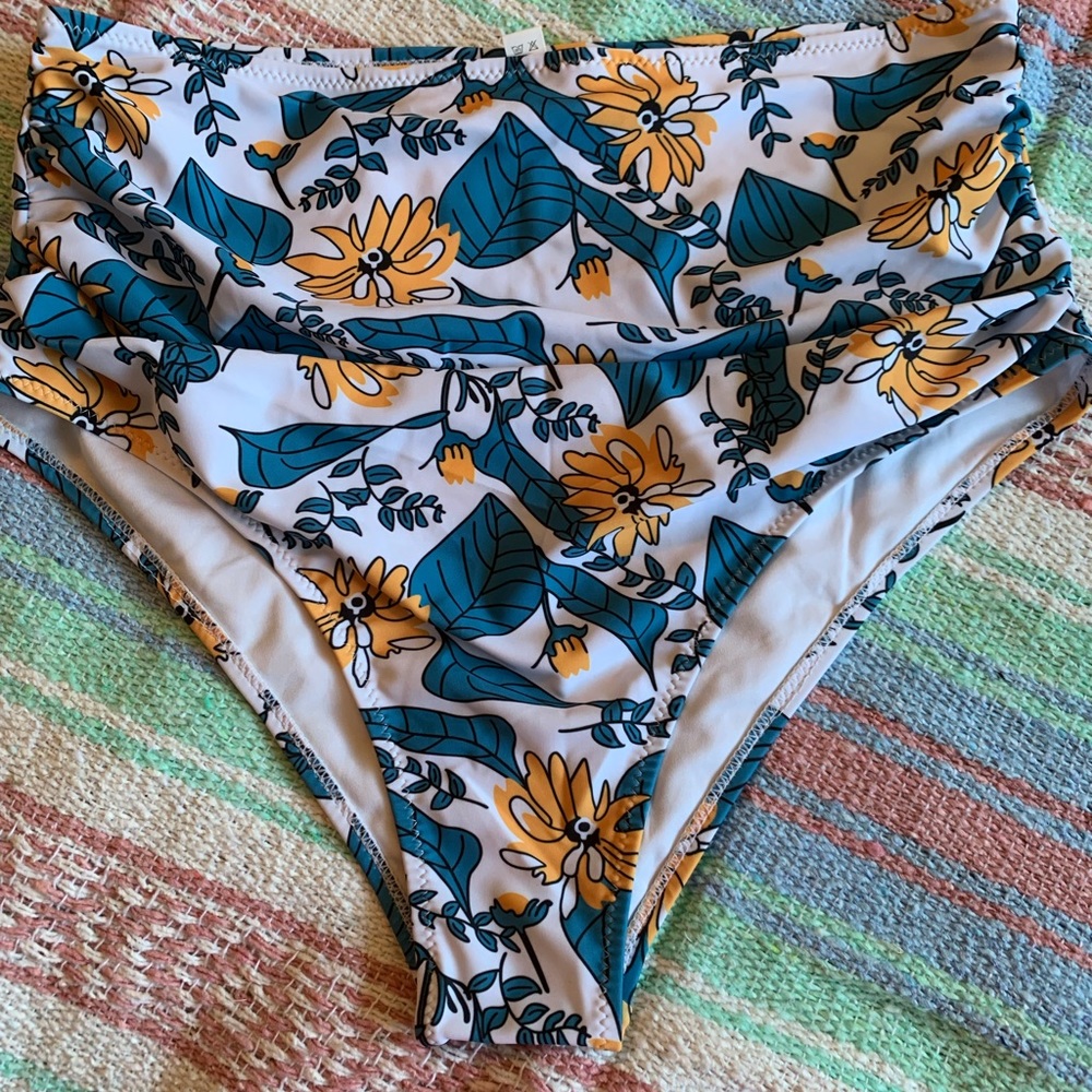NWOT floral swim bottoms